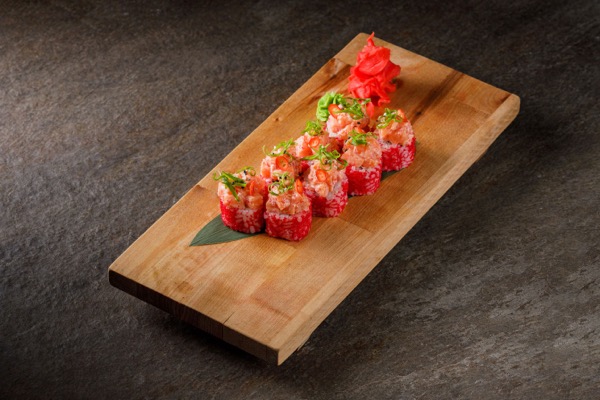 Калифорния с тартаром из лосося