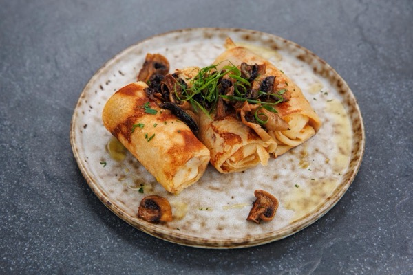 Блины с жульеном из индейки и грибов