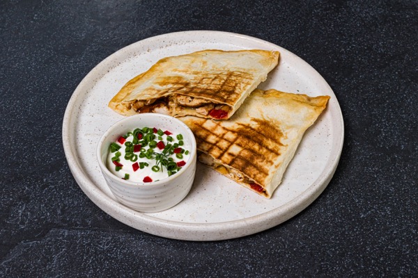 Мексиканская кесадилья с курицей и сыром