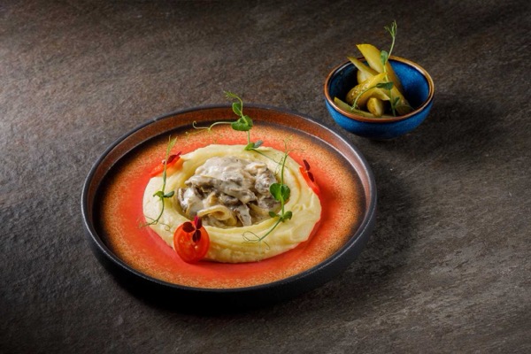 Бефстрогонов с  картофельным пюре