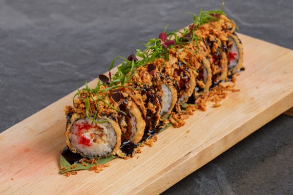 Темпура ролл с угрем и луком криспи