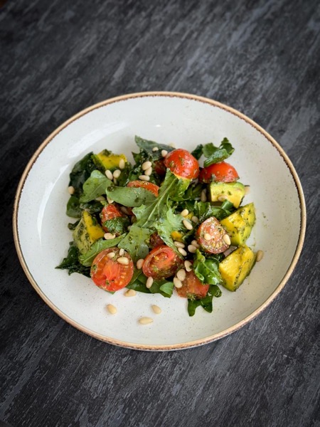 Салат с  авокадо и черри