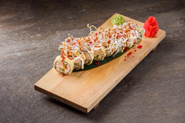 Жареный ролл в темпурном кляре с креветками