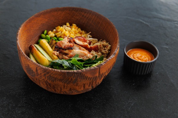 Боул с куриным бедром в азиатском стиле и киноа