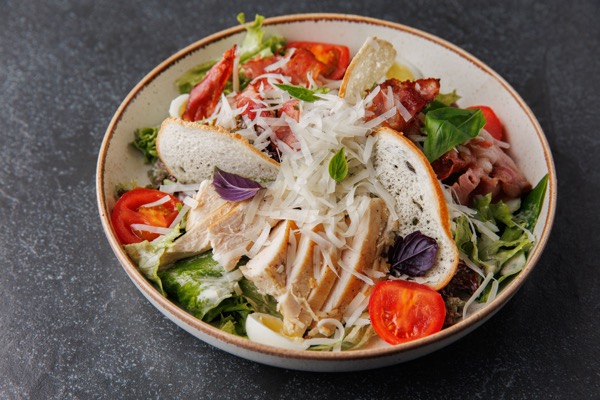 Цезарь с цыпленком и беконом