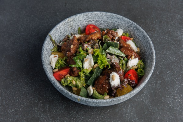 Салат с куриной печенью и апельсинами