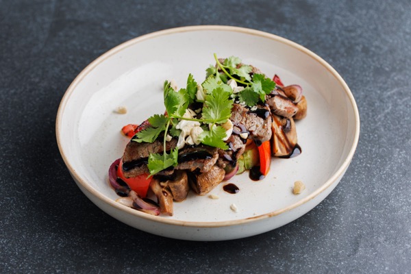 Теплый салат с говядиной и овощами