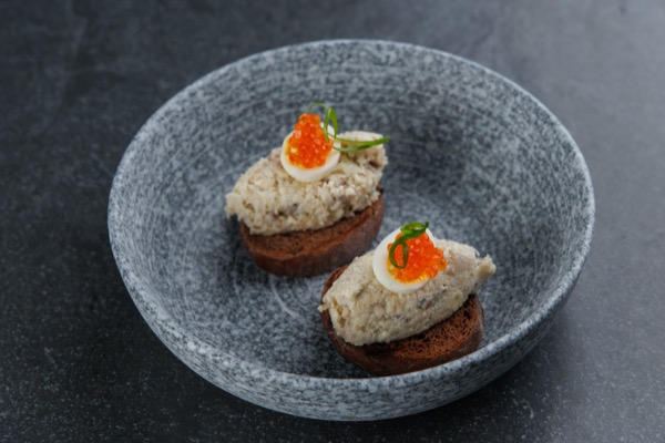 Форшмак на тостах из темного хлеба