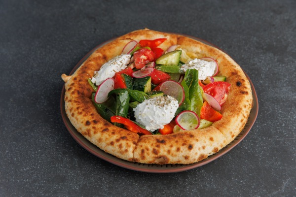 Салат из свежих овощей с сыром  на фокачче