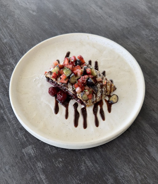 Штрудель с вишней и топпингом