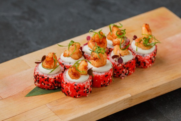 Ролл  с жареными  креветками и соусом горгонзола