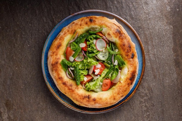 Овощной салат с  сыром тофу  на фокачче из дровяной печи