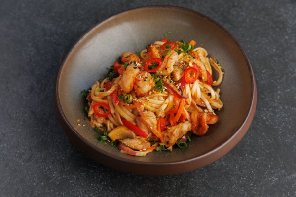 Сливочный удон с креветками и курицей