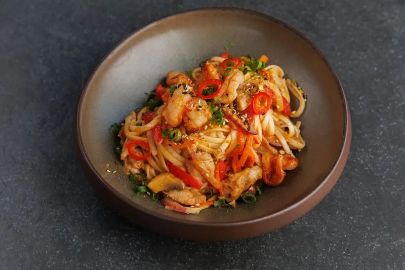 Сливочный удон с креветками и курицей