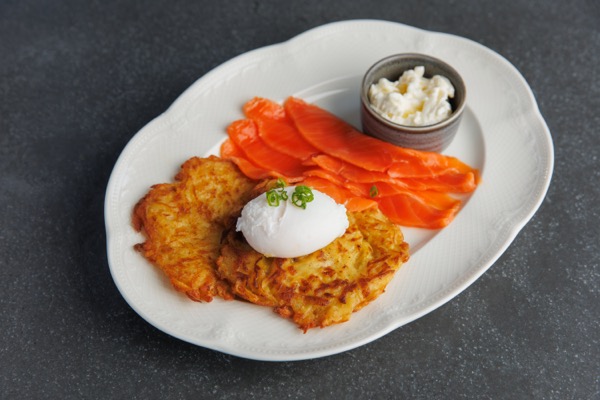 Картофельные решти с лососем слабой соли