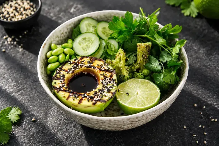 Green салат с авокадо на гриле