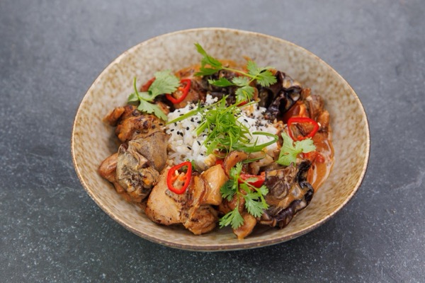 Куриное бедро по-азиатски с рисом и овощами