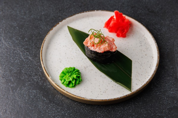 Гункан с лососем