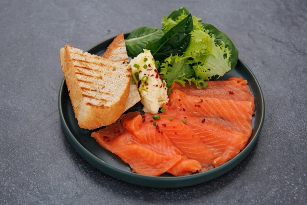 Лосось  слабой соли с тостами и маслом