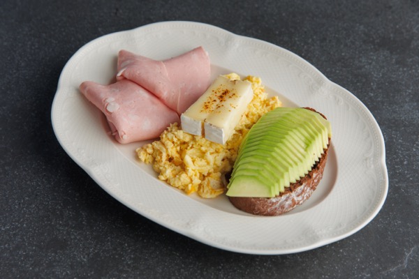 Скрембл из яйиц с тостом из темного хлеба и мортаделлой