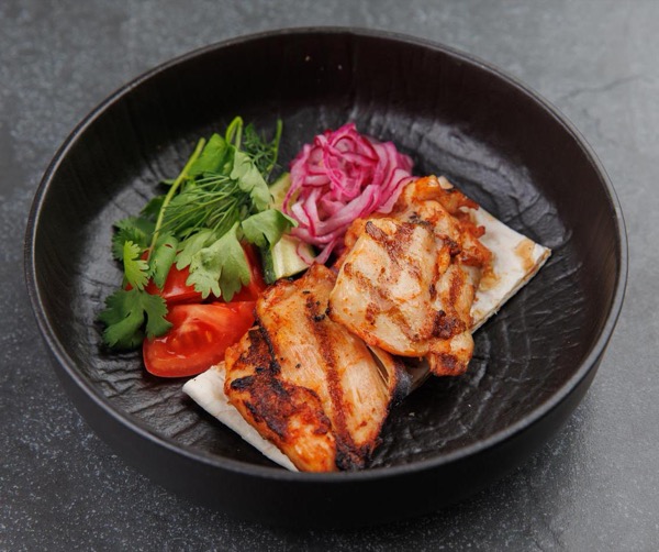 Шашлык из куриного бедра за 100 гр