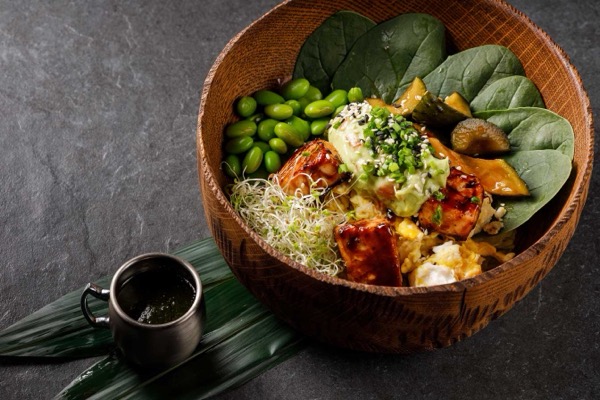 Боул с лососем и скремблом