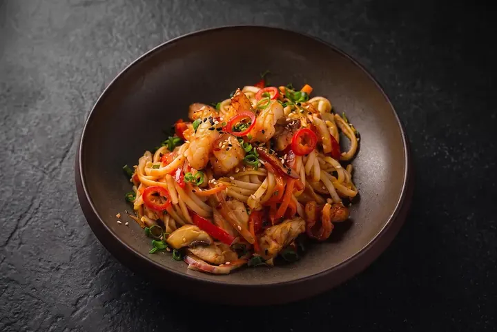 Сливочный удон с креветками и курицей