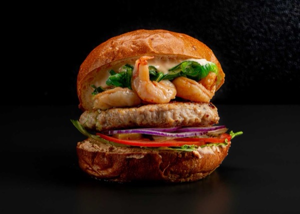 Бургер с тигровой креветкой и котлетой из куриного бедра