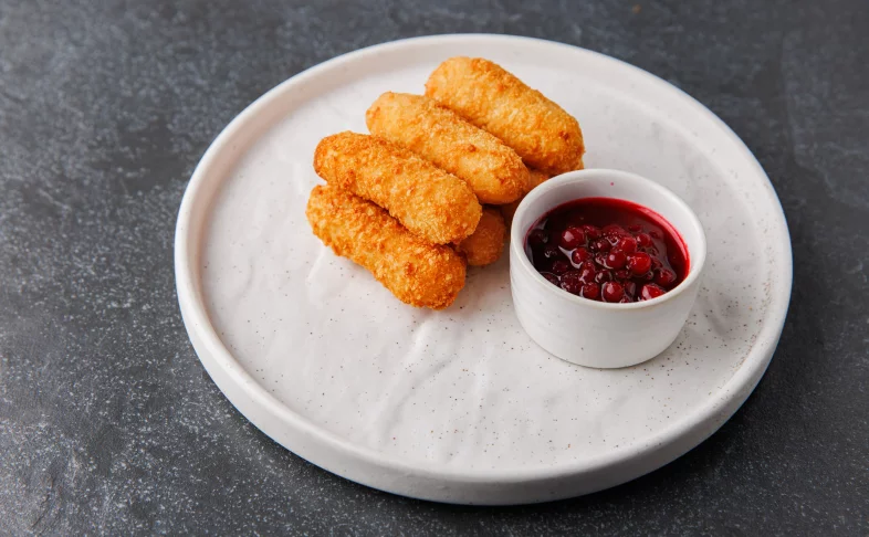 Жареный сыр с брусничным соусом