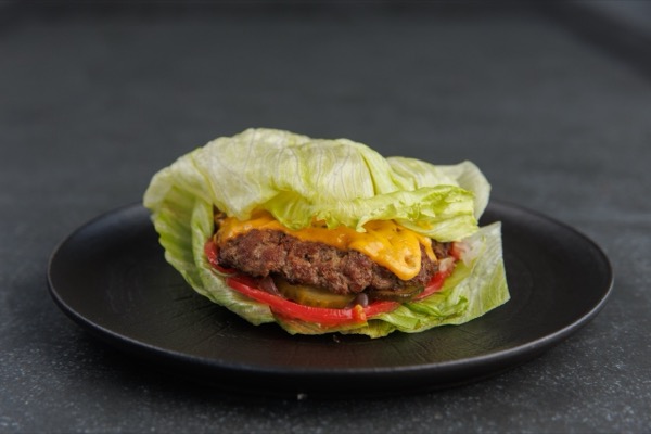 Бургер в листьях с котлетой из мраморной говядины