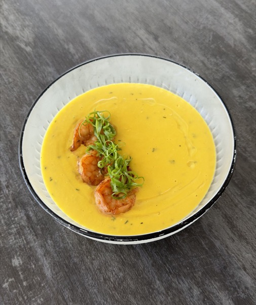 Кукурузный суп с креветками с на кокосовом молоке