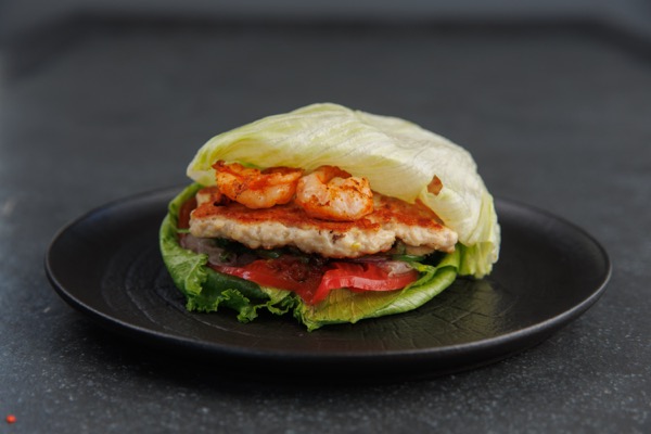 Бургер в листьях с куриной котлетой и креветками